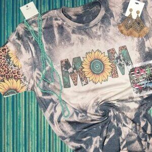 Bleached "MOM" Graphic designed T-shir Women's size Large sunflower accents